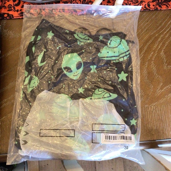 Womens Plus 2pc Black Green Alien Cropped Tank & Shorts Pajama Set - Picture 9 of 13